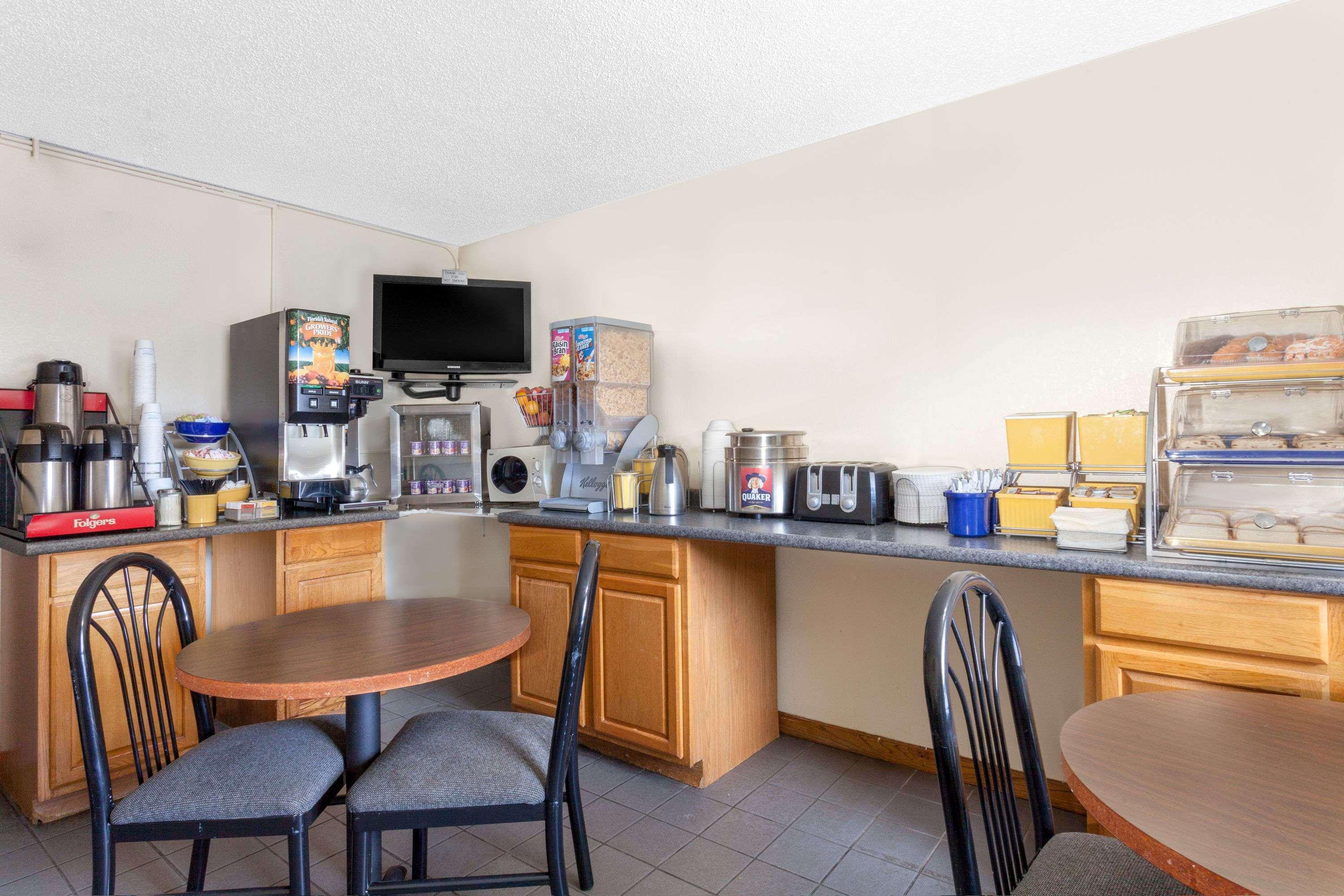 Days Inn By Wyndham Columbia Ne Fort Jackson Zewnętrze zdjęcie