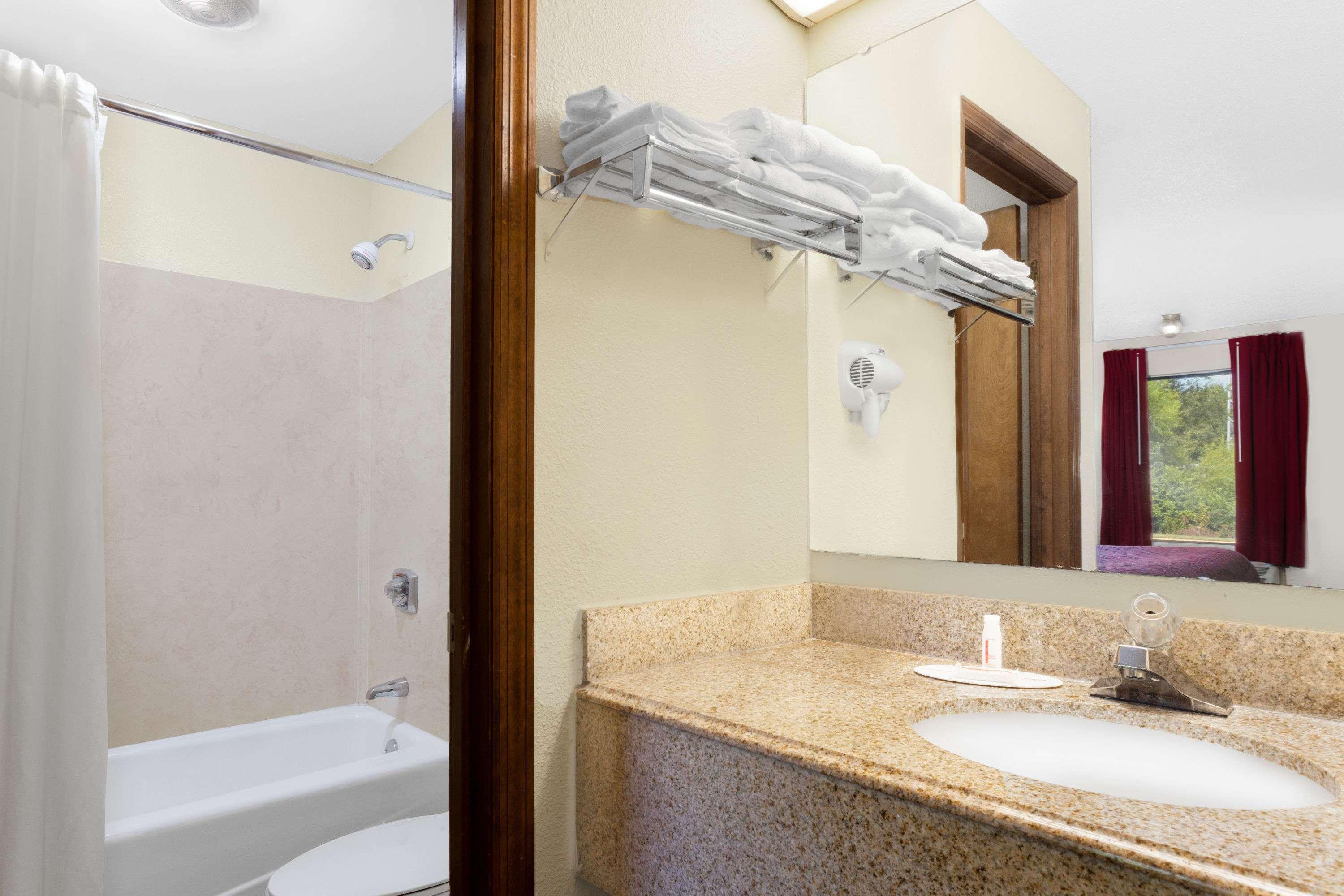 Days Inn By Wyndham Columbia Ne Fort Jackson Zewnętrze zdjęcie