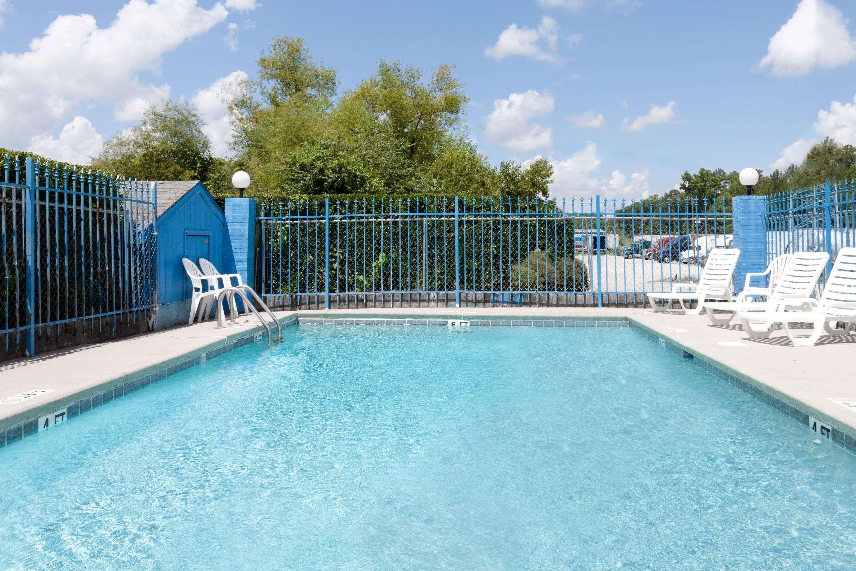 Days Inn By Wyndham Columbia Ne Fort Jackson Zewnętrze zdjęcie