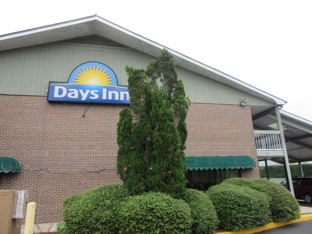 Days Inn By Wyndham Columbia Ne Fort Jackson Zewnętrze zdjęcie