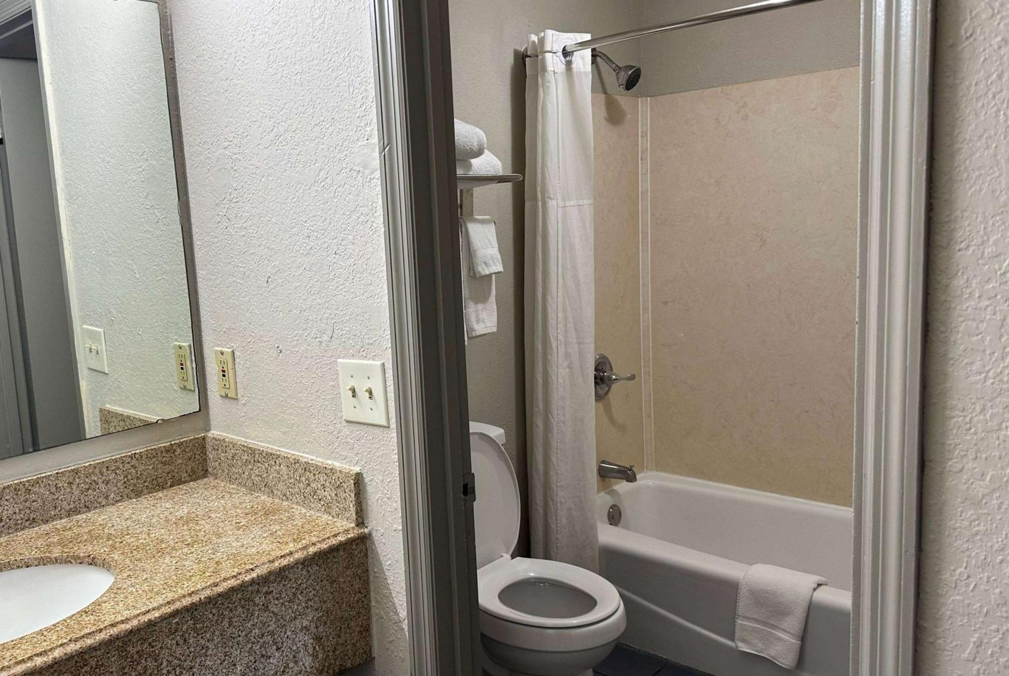 Days Inn By Wyndham Columbia Ne Fort Jackson Zewnętrze zdjęcie