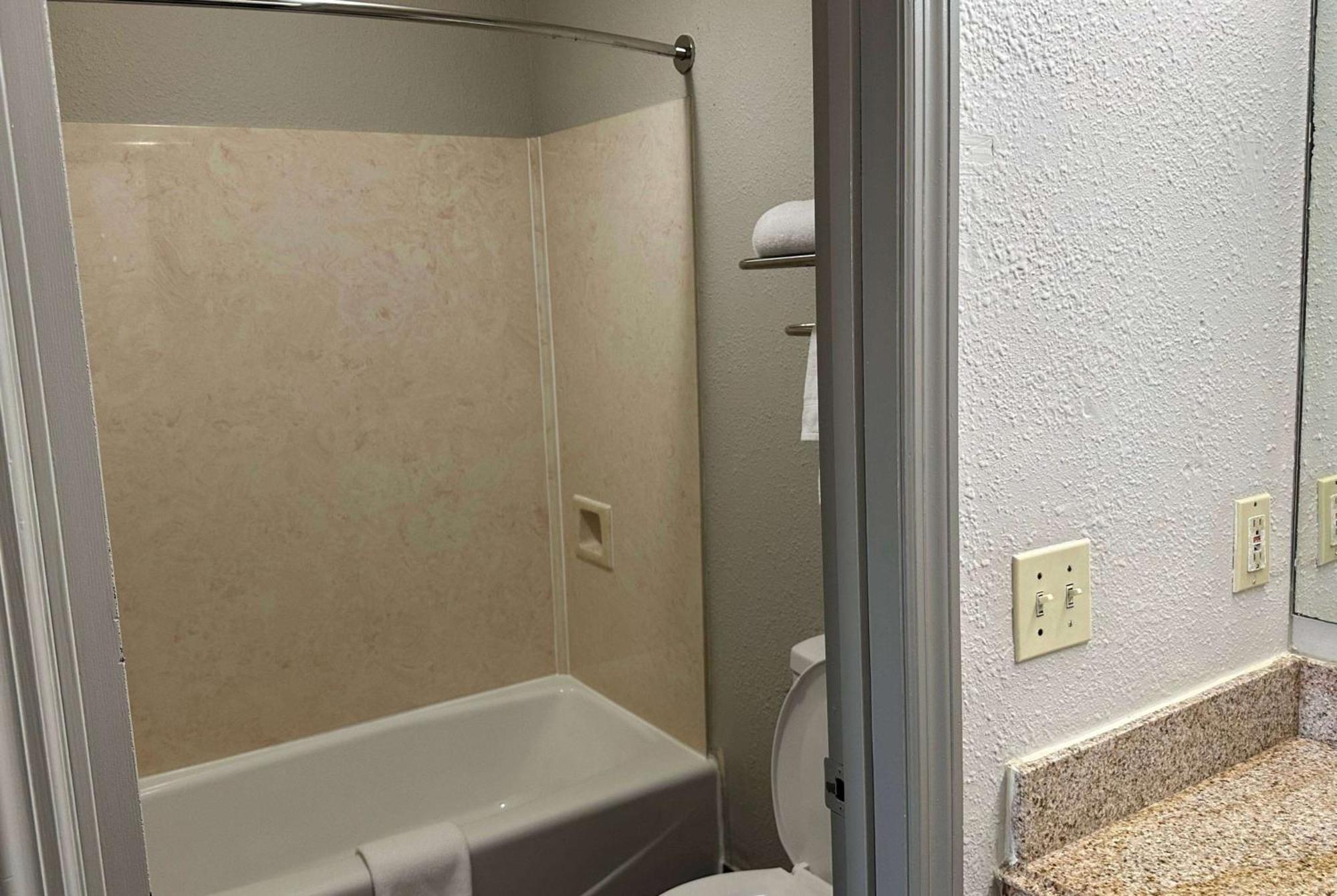 Days Inn By Wyndham Columbia Ne Fort Jackson Zewnętrze zdjęcie